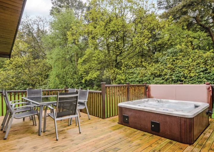 Peak District luxury lodge w/hot tub! Stay 4nts (sleeps 6)